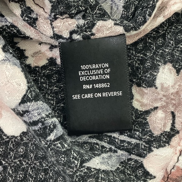 torrid 00 floral cold shoulder v neck blouse size M/L or 10 EUC - Picture 7 of 14